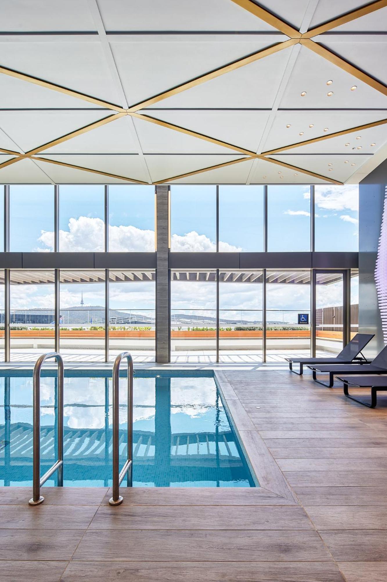 Meriton Suites 캔버라 외부 사진 The pool at the hotel