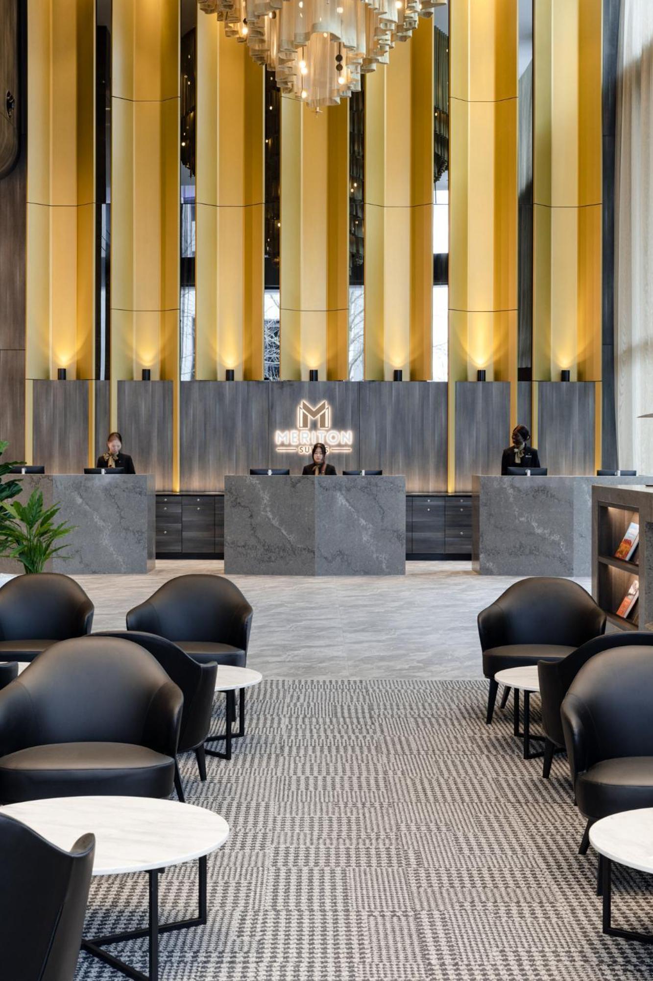 Meriton Suites 캔버라 외부 사진 The lobby of the hotel