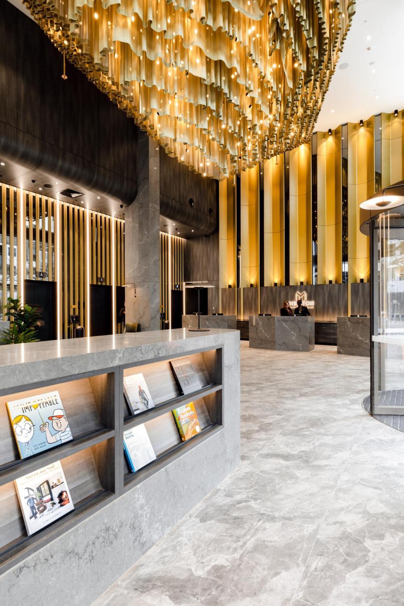 Meriton Suites 캔버라 외부 사진 The lobby of the hotel