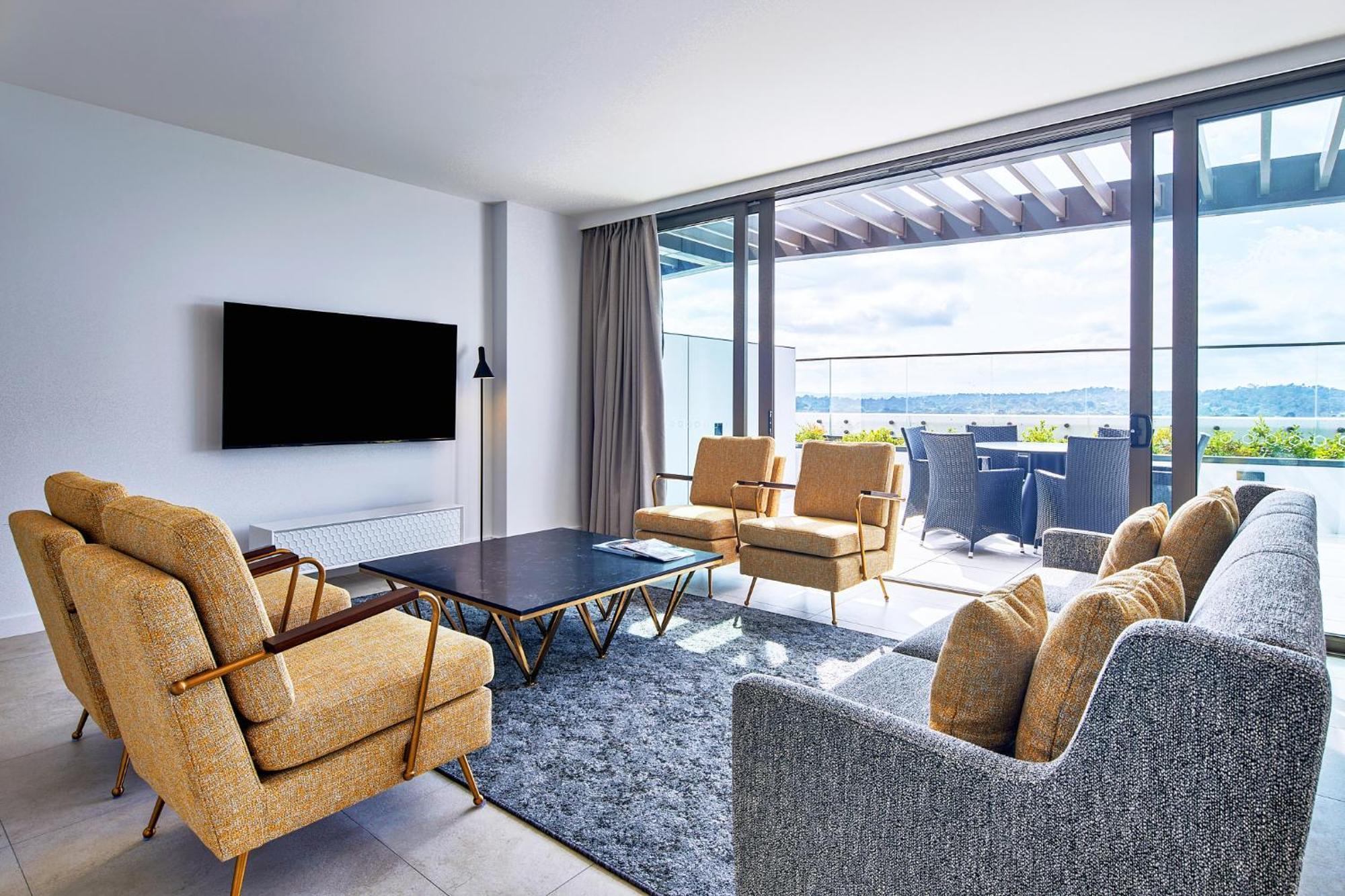 Meriton Suites 캔버라 외부 사진 A living room at the hotel