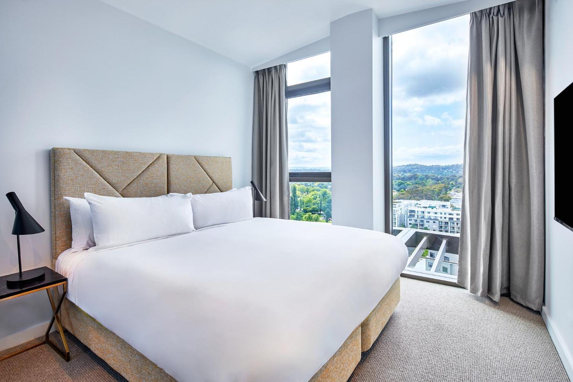 Meriton Suites 캔버라 외부 사진 A bedroom at the hotel