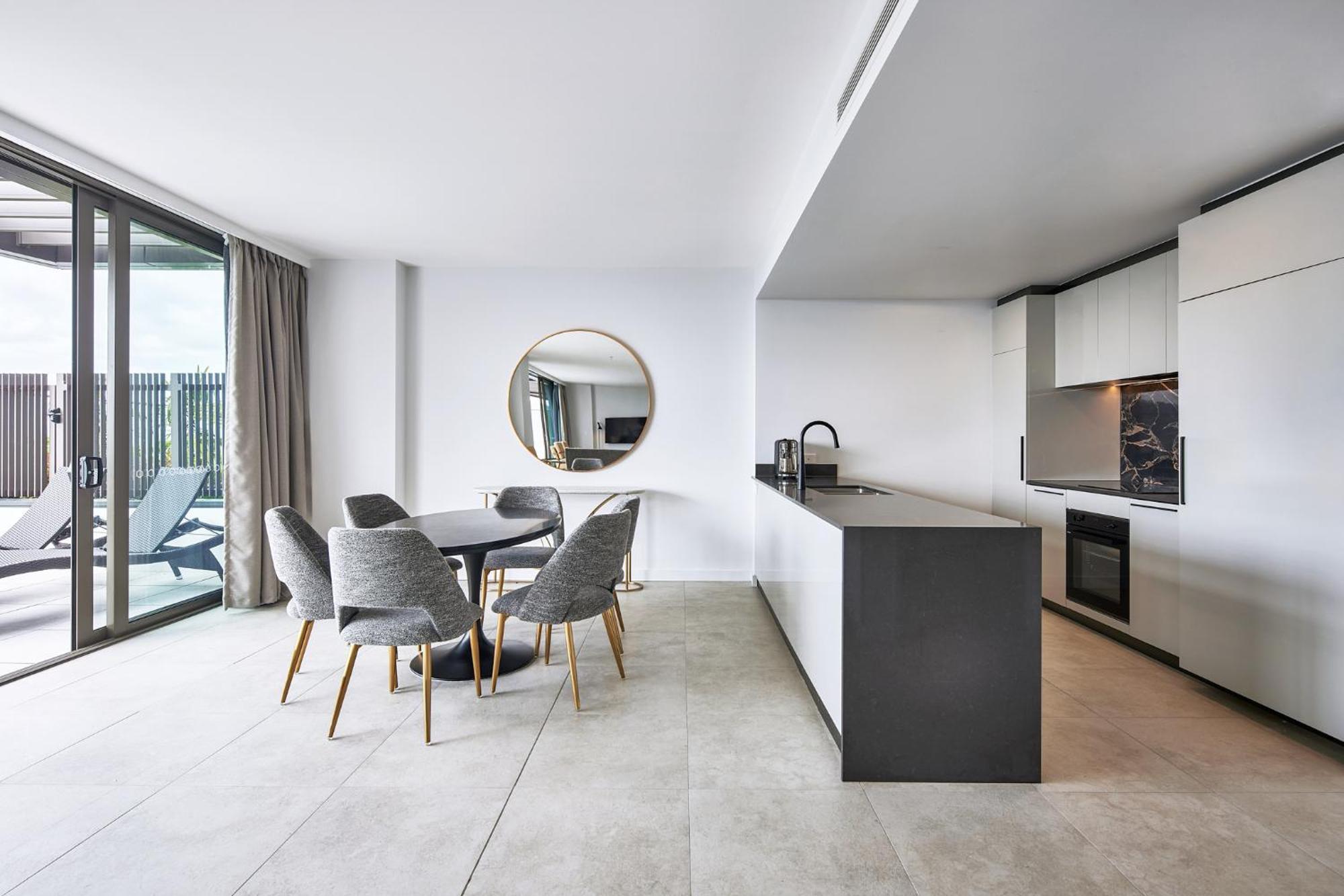 Meriton Suites 캔버라 외부 사진 The kitchen and dining area of a typical apartment