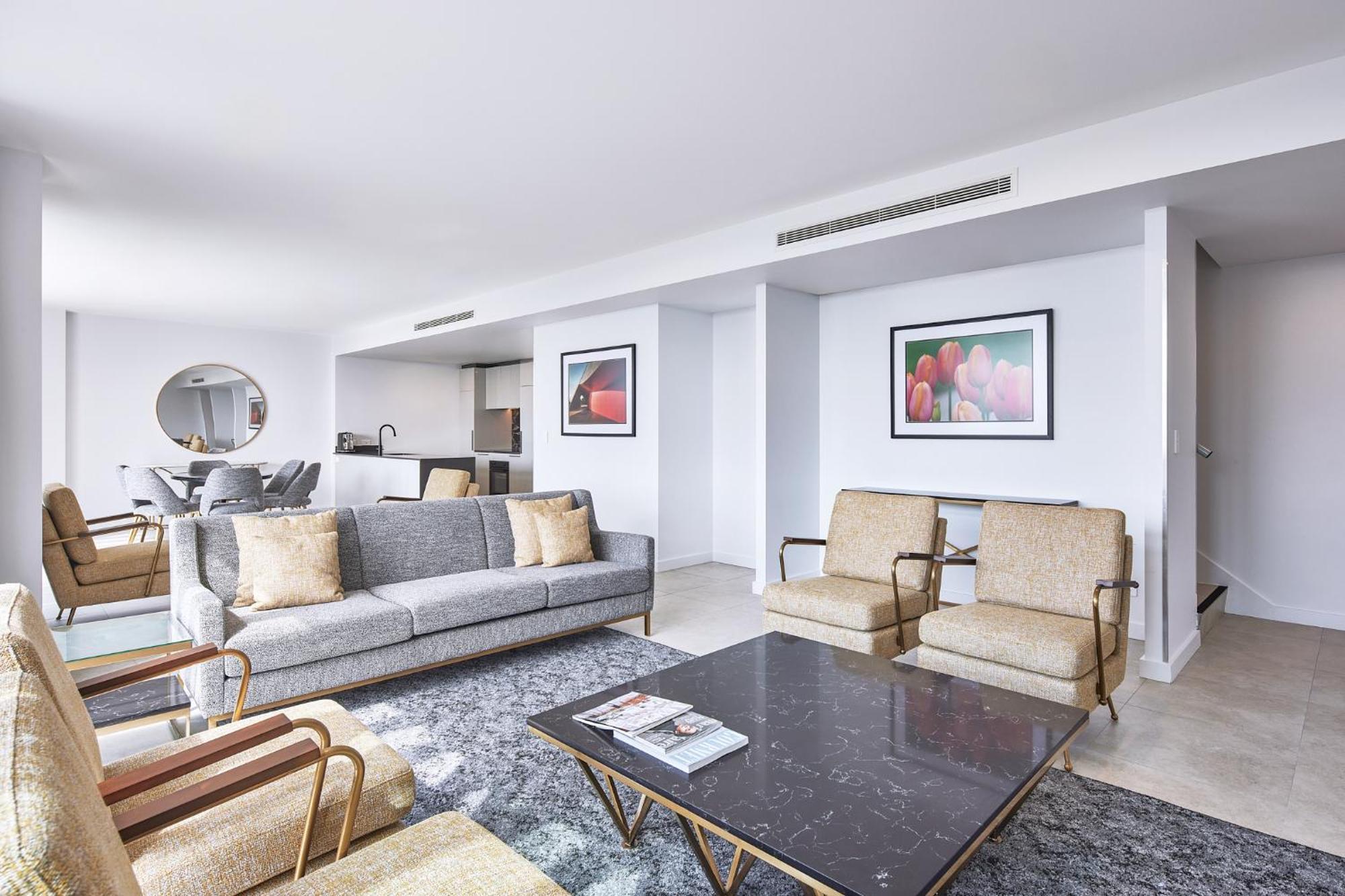 Meriton Suites 캔버라 외부 사진 The interior of a suite at the hotel
