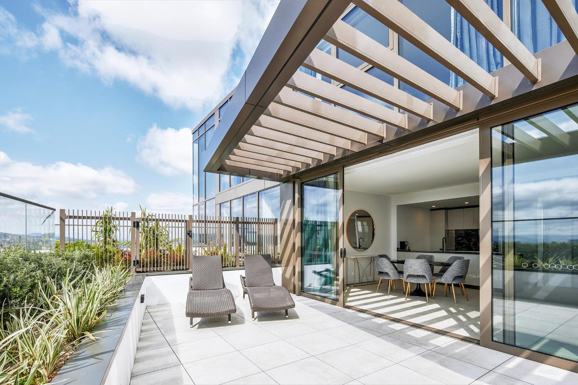 Meriton Suites 캔버라 외부 사진 The rooftop terrace