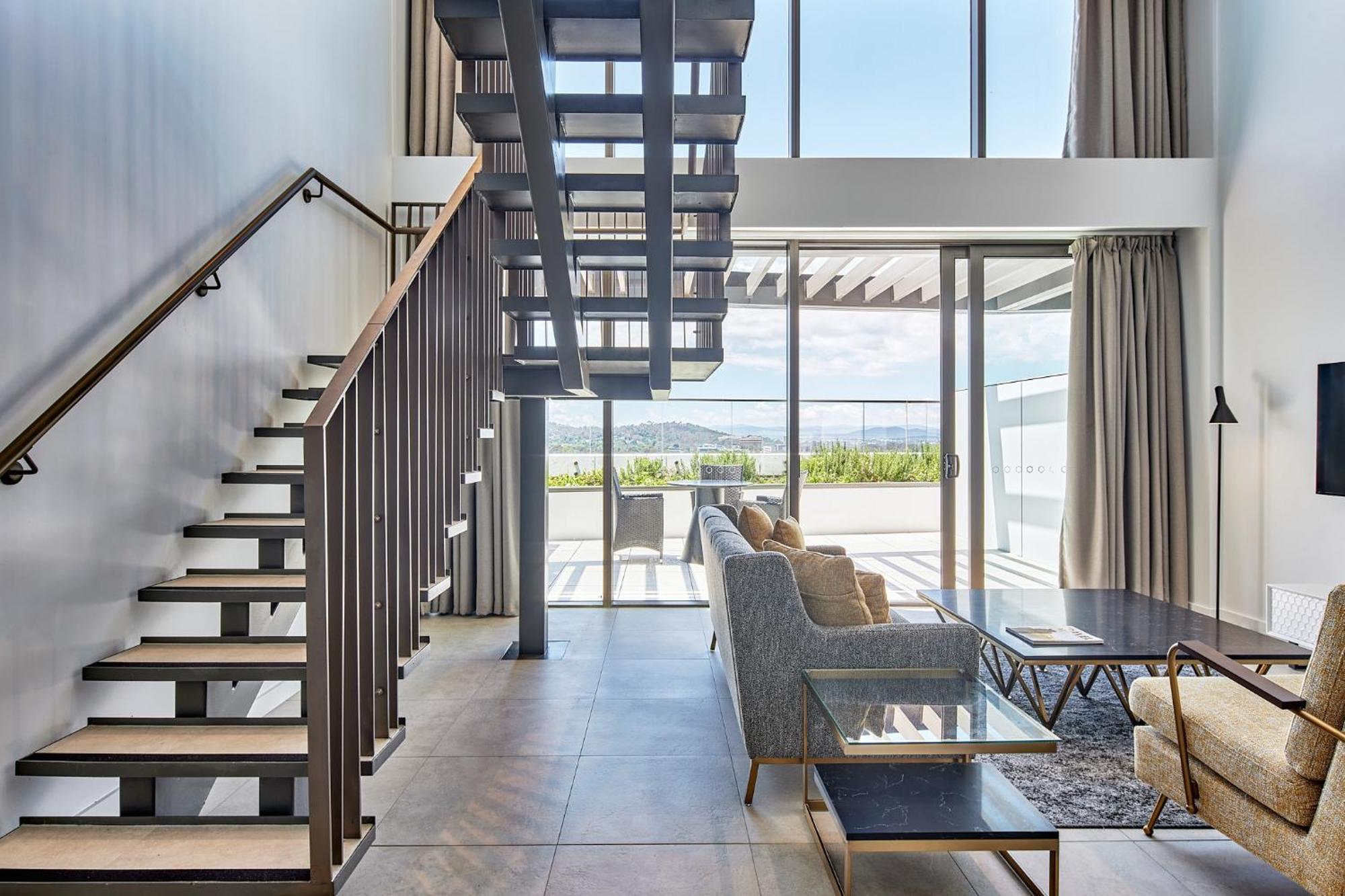 Meriton Suites 캔버라 외부 사진 The interior of a suite at the hotel
