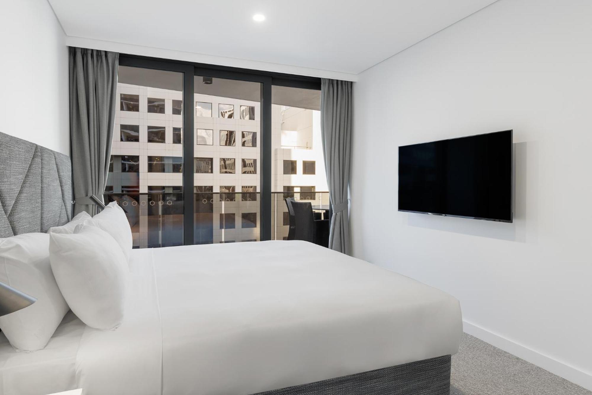 Meriton Suites 캔버라 외부 사진 A bedroom at the hotel