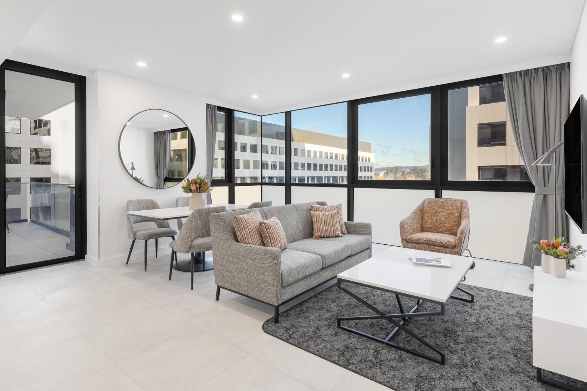 Meriton Suites 캔버라 외부 사진 The interior of a staged apartment