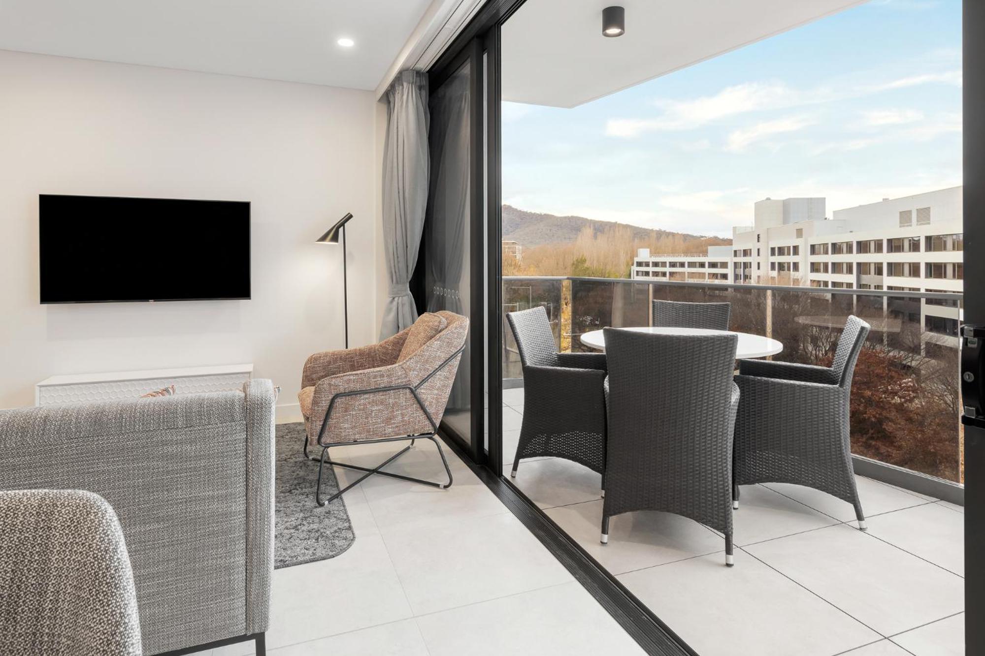 Meriton Suites 캔버라 외부 사진 The interior of a typical apartment at the complex