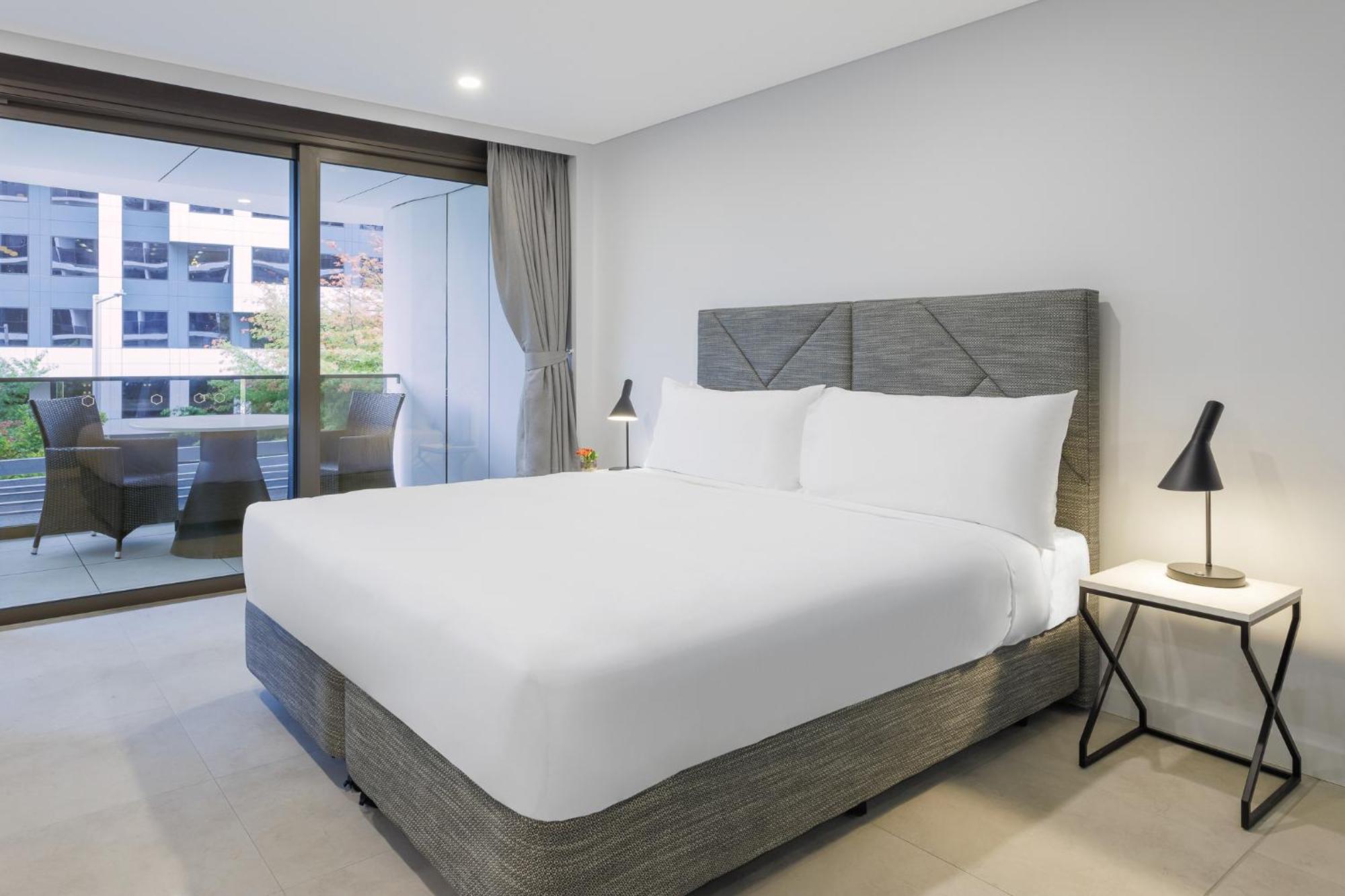 Meriton Suites 캔버라 외부 사진 A bed with a mattress