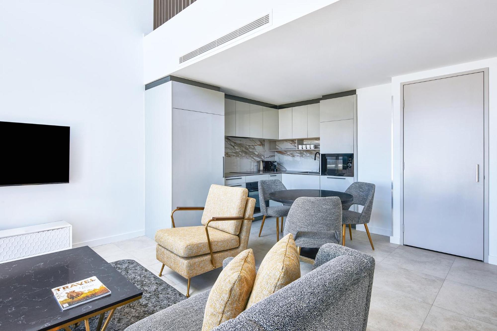Meriton Suites 캔버라 외부 사진 The interior of a typical apartment