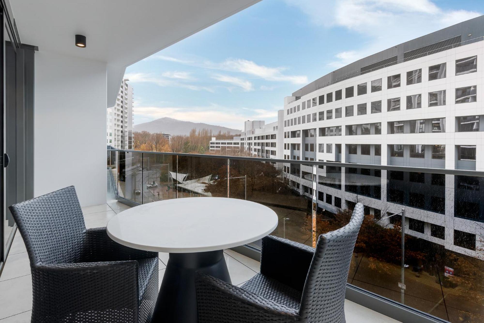Meriton Suites 캔버라 외부 사진 Balcony