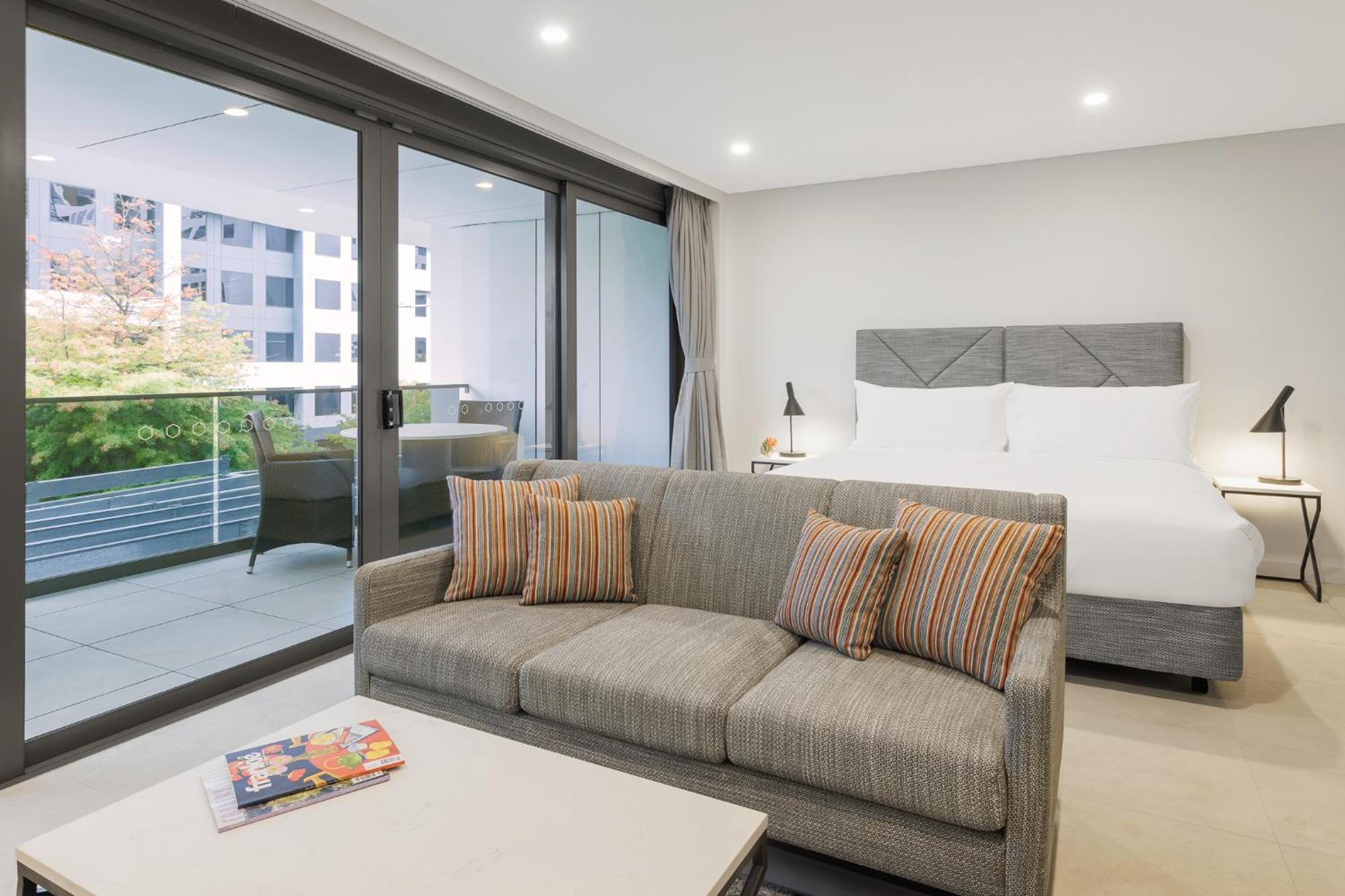 Meriton Suites 캔버라 외부 사진 A typical Studio apartment at the Mantra on Hay Street